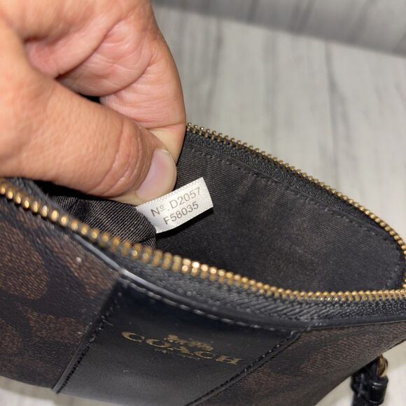 Coach Corner Zip Signature Leather Wristlet EUC - Picture 7 of 7